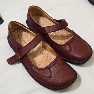 LUZZI MADE IN VIETNAM MARY JANE SHOES SIZE 8.5 ( see measurements)
